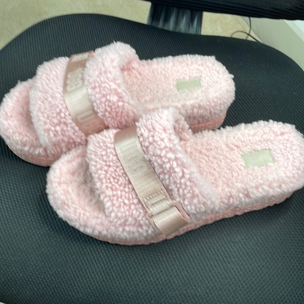 Cozy UGG slippers like new!